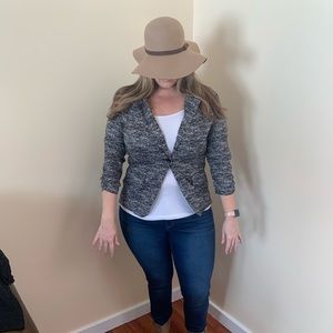 Black and white 3/4 ruched-sleeve stretch blazer